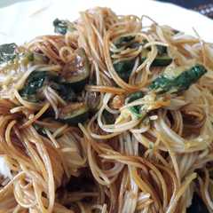 Una foto de Fideos de arroz con verduras