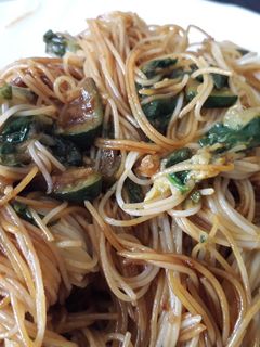 Una foto de Fideos de arroz con verduras