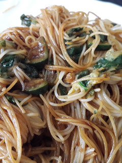 Una foto de Fideos de arroz con verduras