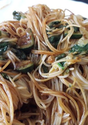 Una foto de Fideos de arroz con verduras