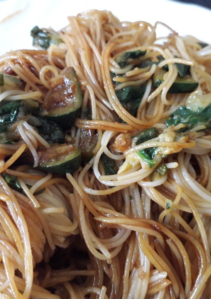 Una foto de Fideos de arroz con verduras