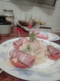Una foto de Arroz tres delicias con unos canapes de bacon y tomate