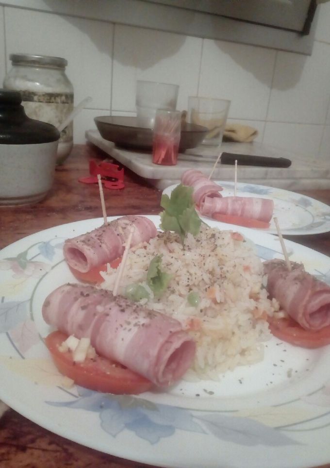 Una foto de Arroz tres delicias con unos canapes de bacon y tomate