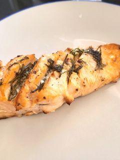 Una foto de Salmón en freidora de aire, con eneldo, limón y mantequilla