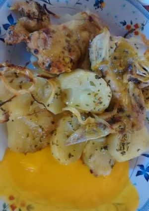 Una foto de Alitas de pollo y papas al horno