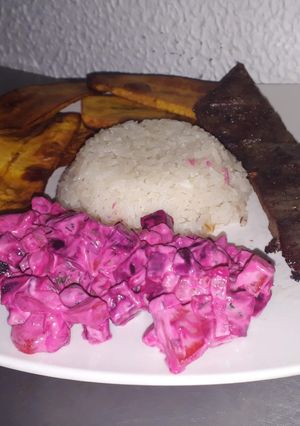 Una foto de Carne frita con arroz y tajadas
