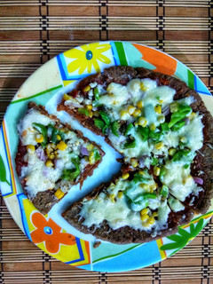 கேழ்வரகு மாவுபீட்சா (Kelvaragu Maavu Pizza Recipe in Tamil) செய்முறை முக்கிய புகைப்படம்