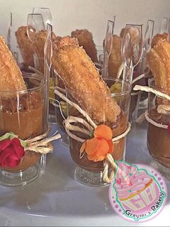 Una foto de Shots de churros con dulce de leche