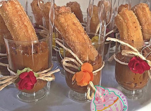 Una foto de Shots de churros con dulce de leche