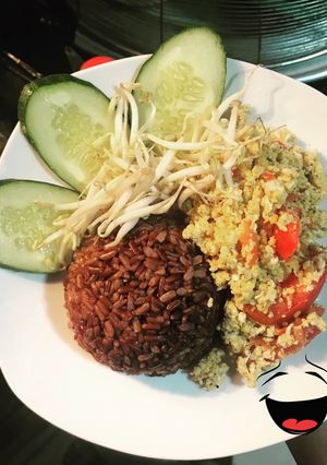 Hình của món Cơm gạo lứt ăn với trứng xào nhanh gọn cho buổi sáng bận rộn.