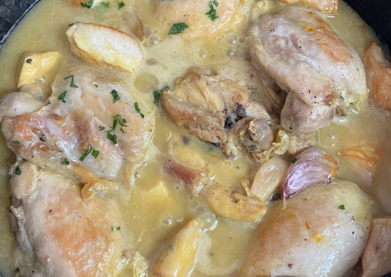 Pollo al ajillo (contramuslos y pechuga)