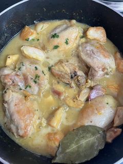 Una foto de Pollo al ajillo (contramuslos y pechuga)