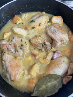 Una foto de Pollo al ajillo (contramuslos y pechuga)