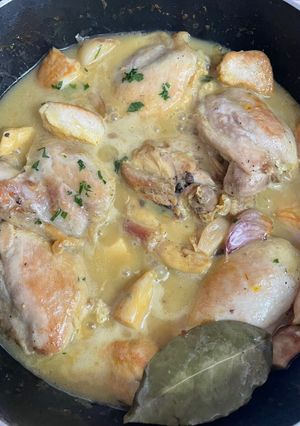 Una foto de Pollo al ajillo (contramuslos y pechuga)