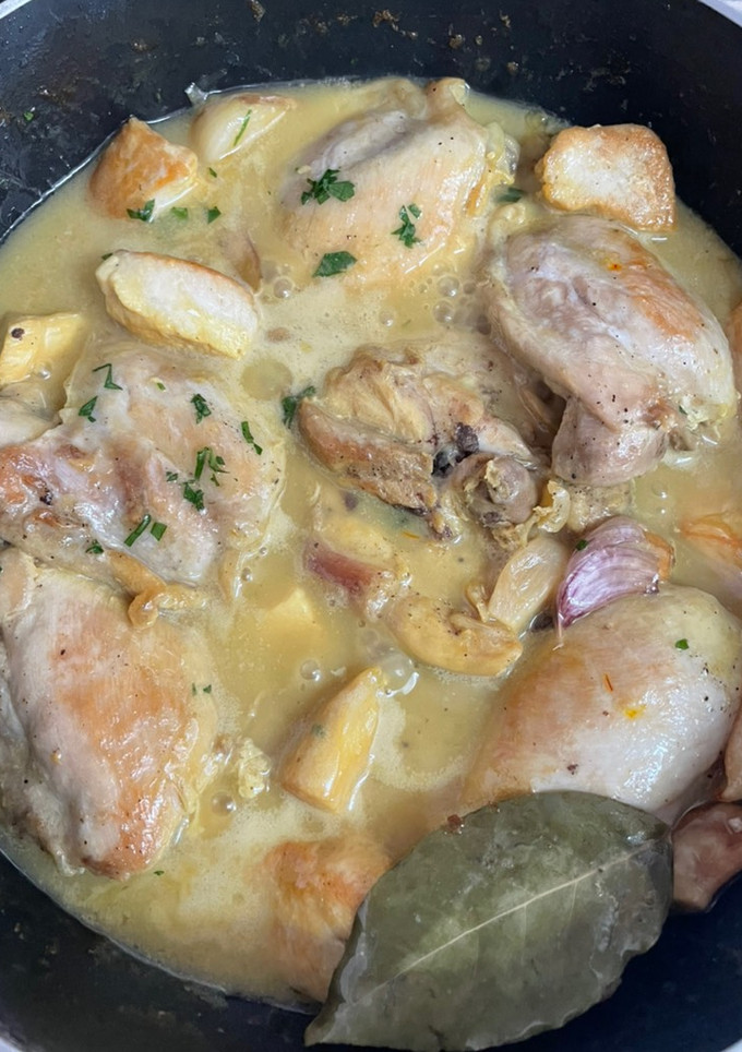 Una foto de Pollo al ajillo (contramuslos y pechuga)
