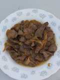 Hígado de cordero encebollado