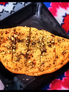 સ્ટફ ગાર્લિક બ્રેડ (Stuffed Garlic Bread Recipe In Gujarati) રેસીપી મુખ્ય ફોટો