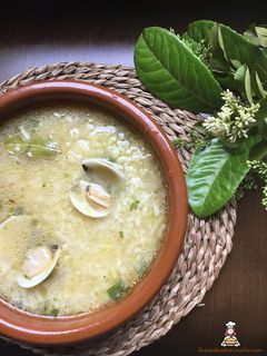 Una foto de Sopa de arroz y almejas