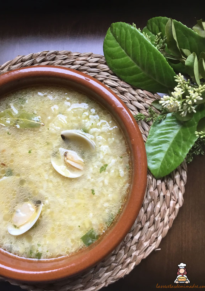 Una foto de Sopa de arroz y almejas