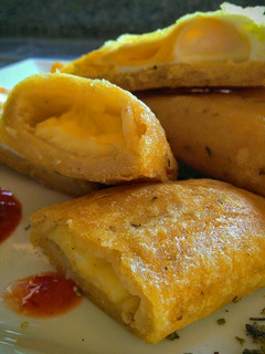 Una foto de Empanadas Costeñas repletas de queso!