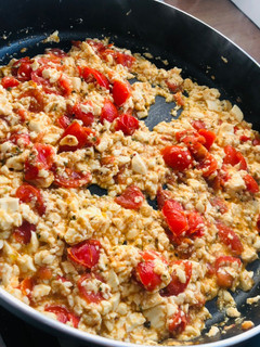 Una foto de Huevo con tomate sin huevo (Tofu) 👌🏻