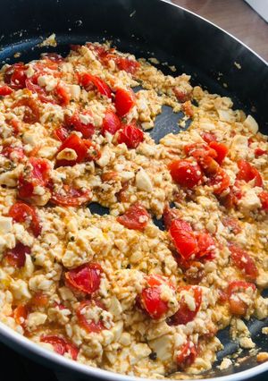 Una foto de Huevo con tomate sin huevo (Tofu) 👌🏻