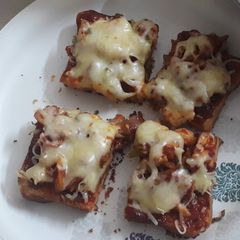 Chicken bread pizza A picture of Chicken bread pizza.