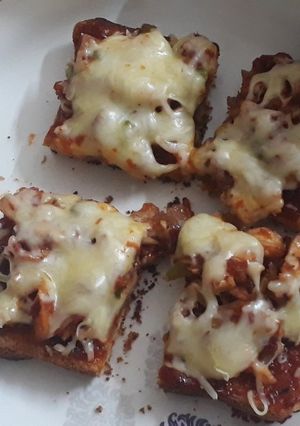 A picture of Chicken bread pizza.