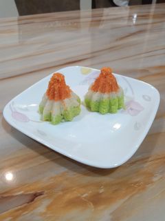 तिरंगा कोकोनट मोदक (tiranga coconut modak recipe in marathi) रेसिपी चे मुख्य फोटो