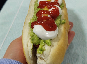 Una foto de Completo Italiano Express! Fácil y Rápido (hot dog chileno)