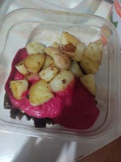 Una foto de Guiso berenjena c/ papas al eneldo salsa de beterragas y repollo