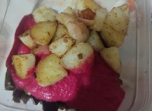 Una foto de Guiso berenjena c/ papas al eneldo salsa de beterragas y repollo