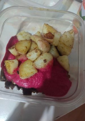 Una foto de Guiso berenjena c/ papas al eneldo salsa de beterragas y repollo