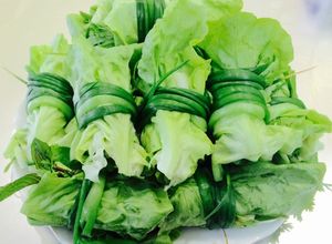 Hình của món Xà lách cuốn tôm giò.