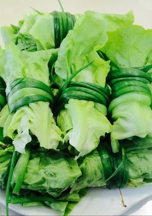 Hình của món Xà lách cuốn tôm giò.