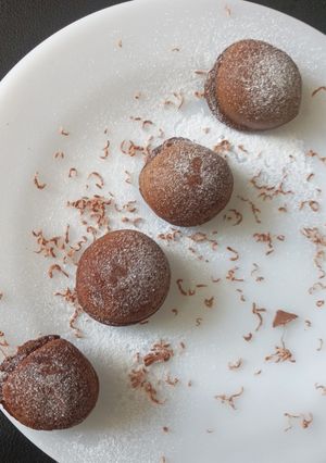 A picture of Mini choco lava cake.