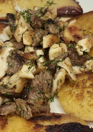 Una foto de Envuelto de maíz con carne y pollo