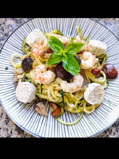 Una foto de Sartenada de calabacetis 🥒🦐 shiitake 🍄 y 🧀 de 🐐