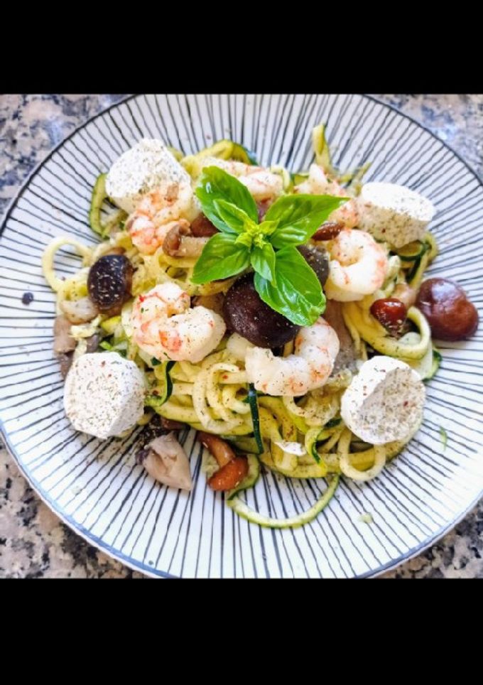 Una foto de Sartenada de calabacetis 🥒🦐 shiitake 🍄 y 🧀 de 🐐