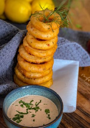 A picture of Beer battered onion rings.