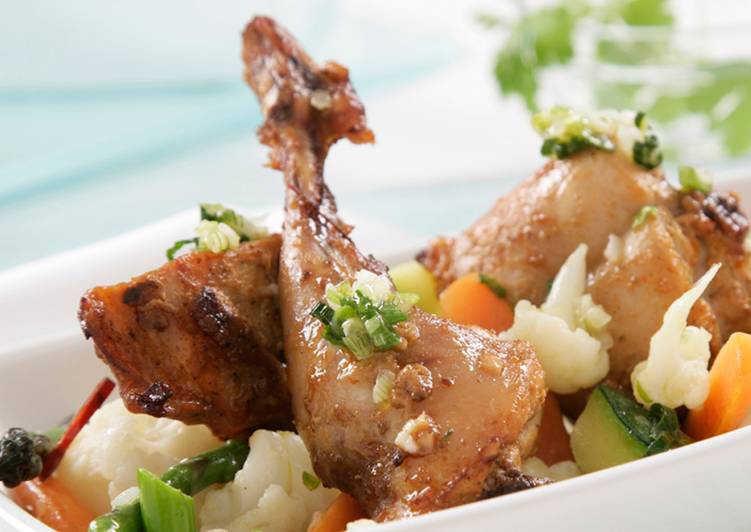 Conejo al horno macerado con menestra de verduras