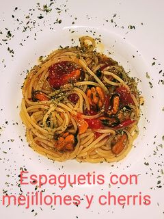 Una foto de Espaguetis con mejillones y tomates cherry