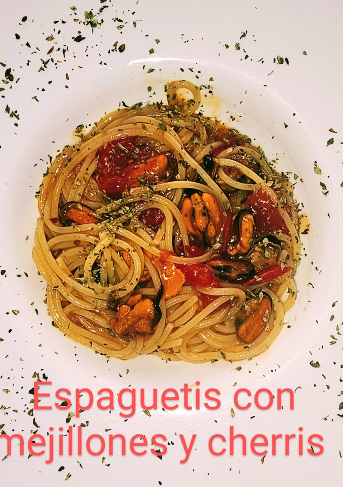 Una foto de Espaguetis con mejillones y tomates cherry