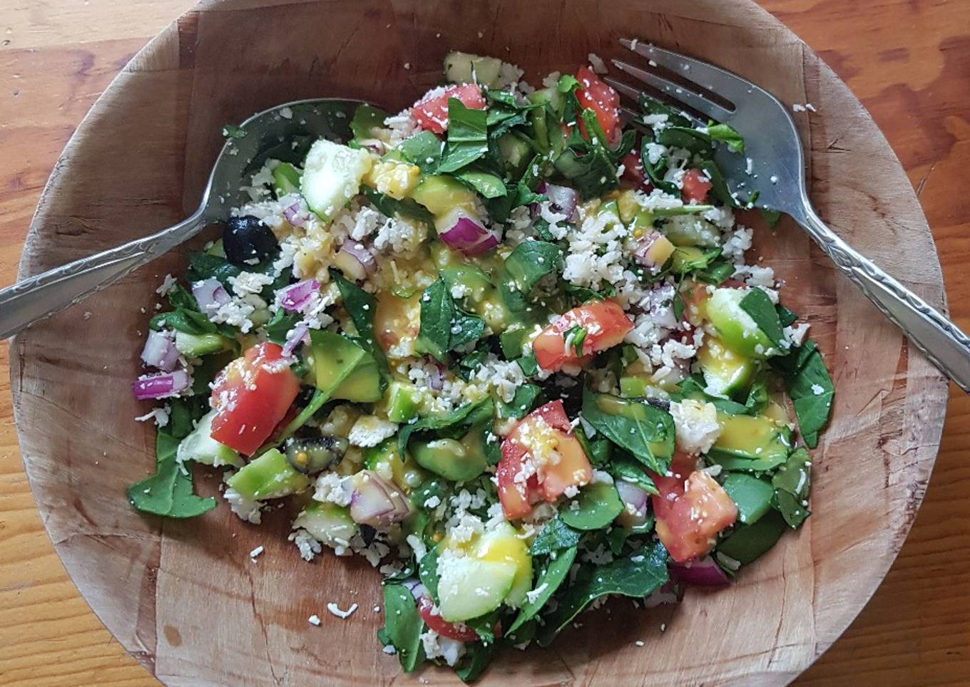 Ensalada de arroz integral con sabor mediterráneo