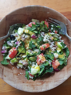Una foto de Ensalada de arroz integral con sabor mediterráneo