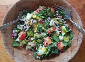 Una foto de Ensalada de arroz integral con sabor mediterráneo