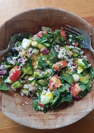 Una foto de Ensalada de arroz integral con sabor mediterráneo