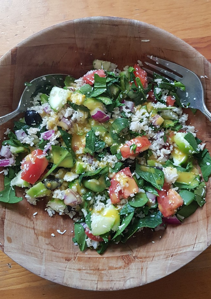 Una foto de Ensalada de arroz integral con sabor mediterráneo