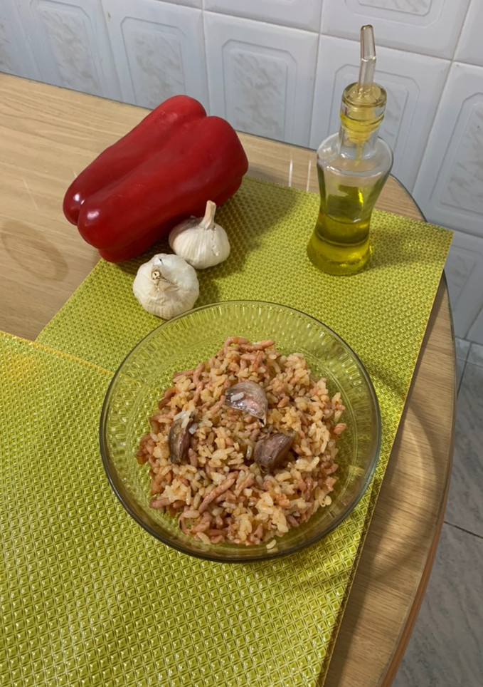 Una foto de Carne picada de pavo y pollo con arroz cocido