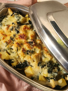 Una foto de 🥔🥬🧀 Guarnición de coliflor, papa y acelga con salsa bechamel, gratinadas al horno 🧀🥬🥔